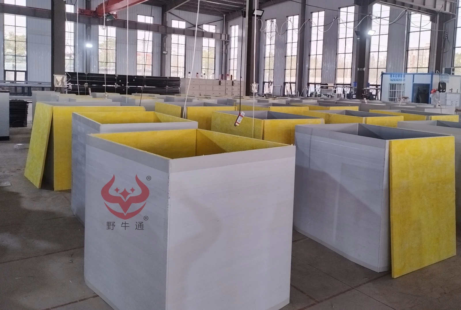 彩钢玻纤复合风管半成品.jpg 彩钢玻纤复合风管半成品.jpg